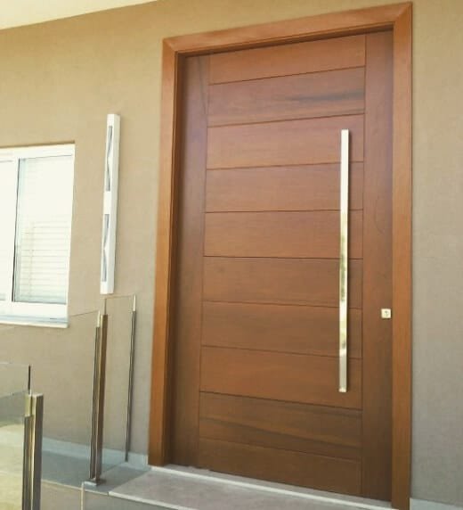 Porta pivotante com verniz acetinado