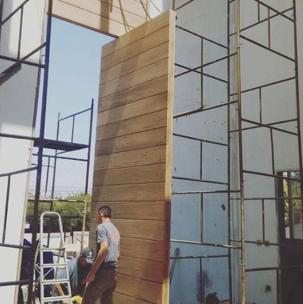 Instalação de uma porta pivotante ripada Instalação de uma porta pivotante ripada