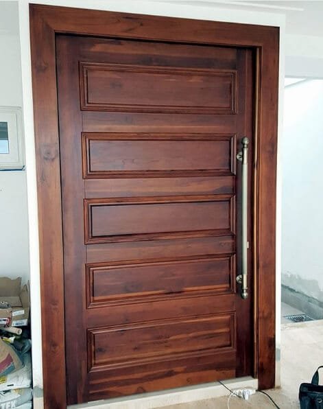 Porta pivotante em madeira teca