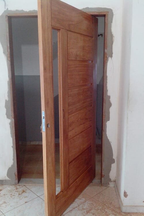 Chumbamento do marco com argamassa Chumbamento do marco com argamassa