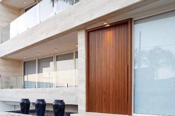 Entrada da casa com linda porta pivotante