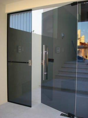 Exemplo de uma porta pivotante de vidro