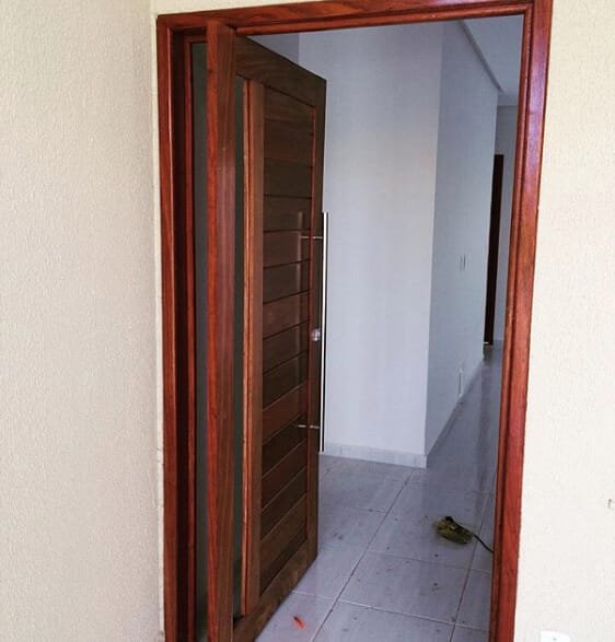 Porta pivotante aberta Porta pivotante aberta