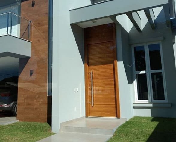 Fachada com porta pivotante