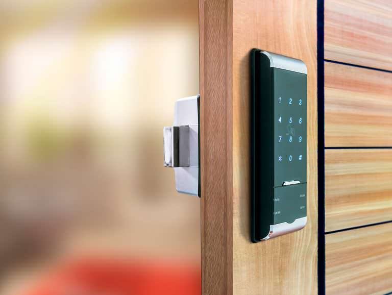 Porta com fechadura eletrônica Porta com fechadura eletrônica