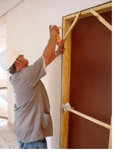 Instalação do batente utilizando espuma Instalação do batente utilizando espuma