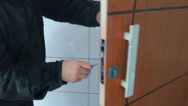 Instalação da fechadura na porta pivotante Instalação da fechadura na porta pivotante