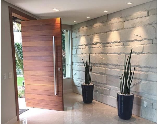 Porta pivotante de madeira maciça