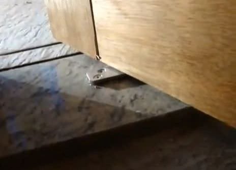 Pivo instalado na porta pivotante Pivo instalado na porta pivotante