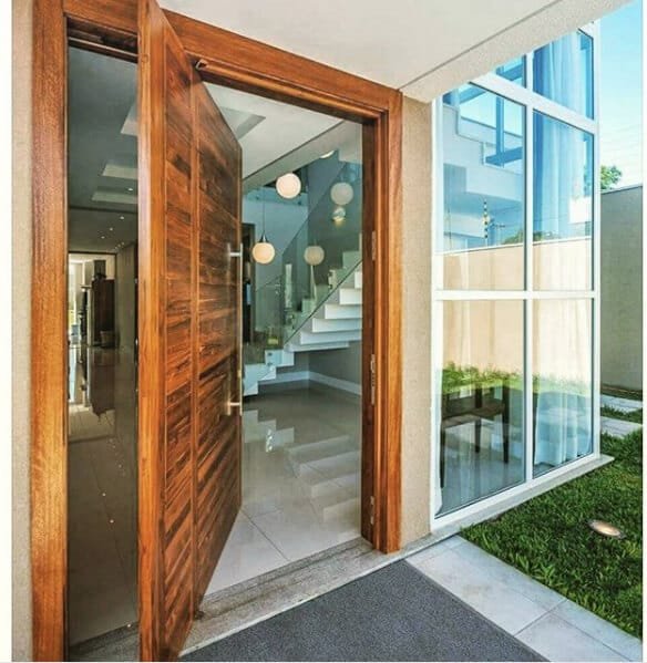 Exemplo de porta pivotante