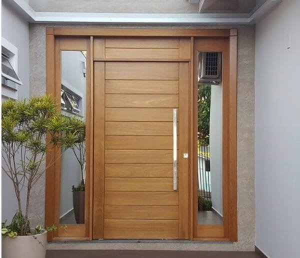 Porta pivotante com detalhe em vidro