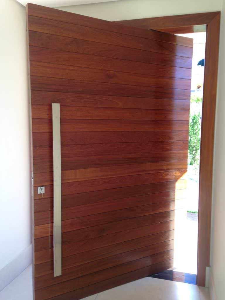 Porta pivotante com estrutura de ferro