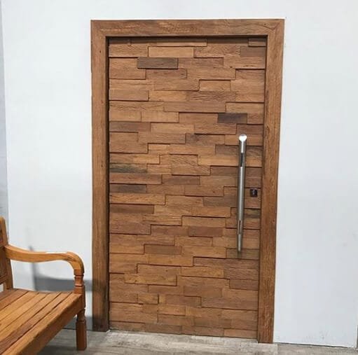 Porta pivotante de madeira mosaico