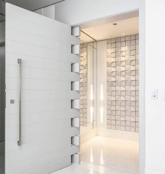 Exemplo de uma porta pivotante branca