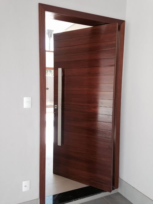 Porta pivotante cumaru