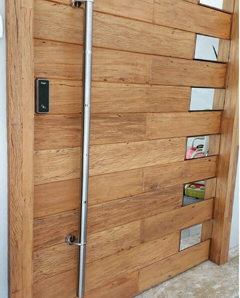 Porta pivotante de madeira