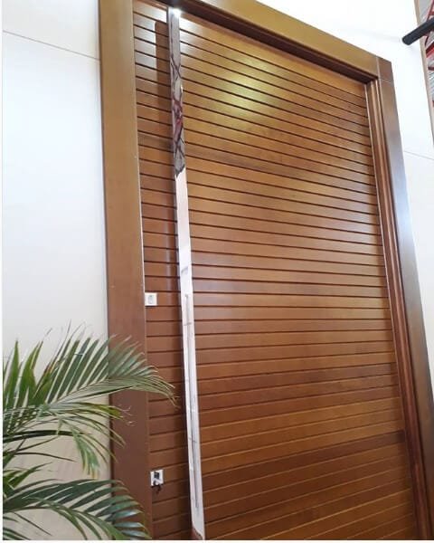 Modelo de porta pivotante com puxador grande