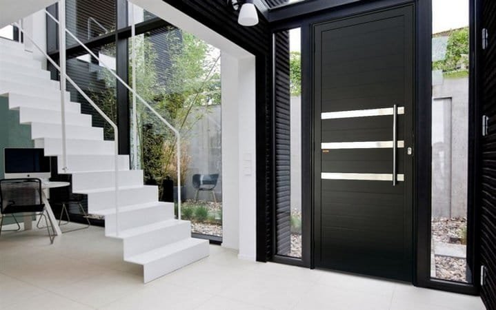 Porta pivotante de alumínio preta