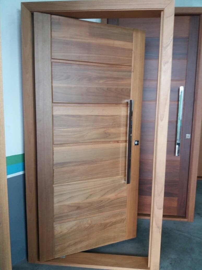 Porta pivotante de madeira já instalada no batente Porta pivotante de madeira já instalada no batente