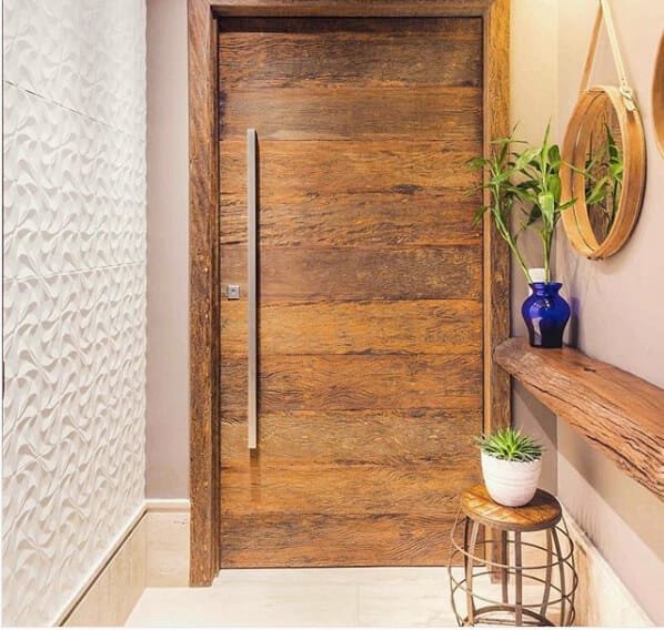 Porta pivotante em madeira de demolição