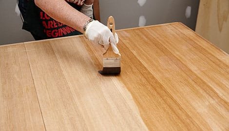 Aplicando o verniz na madeira Aplicando o verniz na madeira