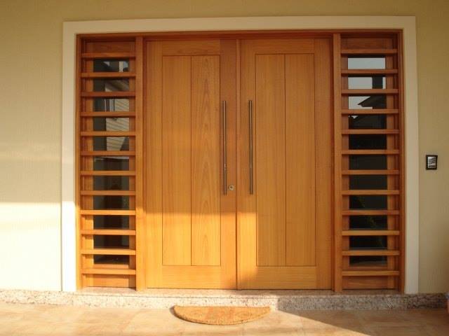 Porta maciça com vidro lateral