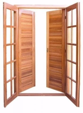 Porta com veneziana de madeira