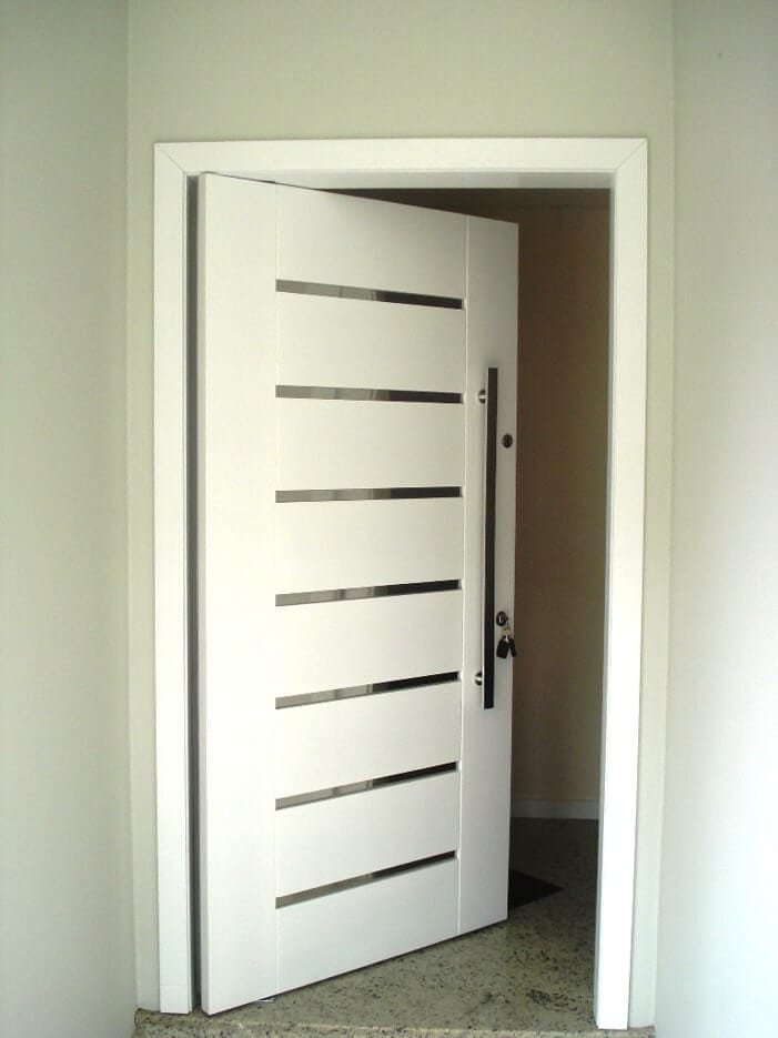 Porta de madeira em laca branca com vidro entre as placas