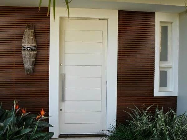 Porta pivotante de madeira em laca branca