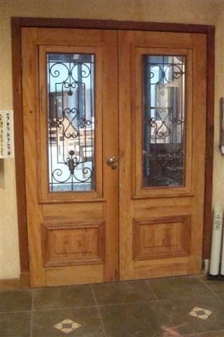 Porta clássica com duas bandeiras