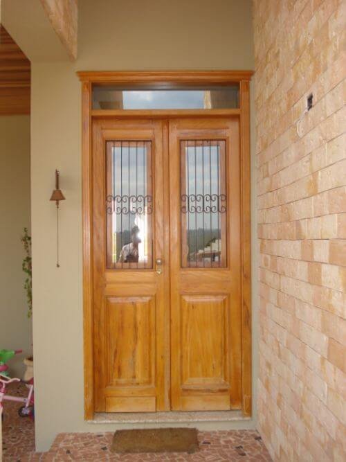 Porta clássica com duas bandeiras e vitro superior