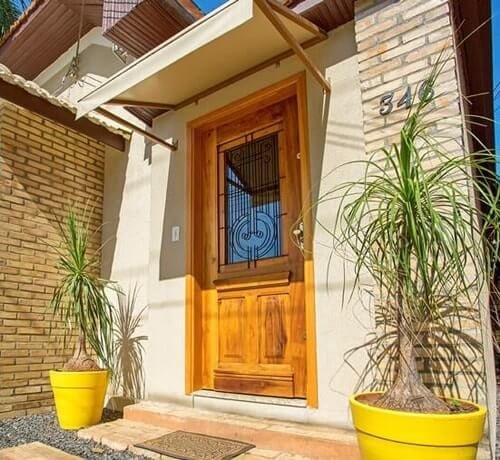 Porta clássica com uma bandeira