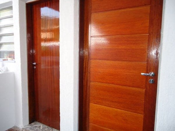 Porta de madeira envernizada Porta de Madeira envernizada