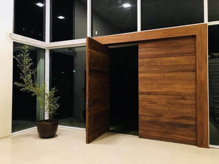 Porta pivotante de madeira com duas folhas