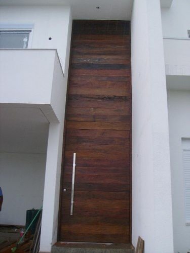 Exemplo de porta pivotante fabricada sob medida