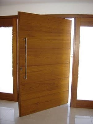 Porta pivotante cerejeira