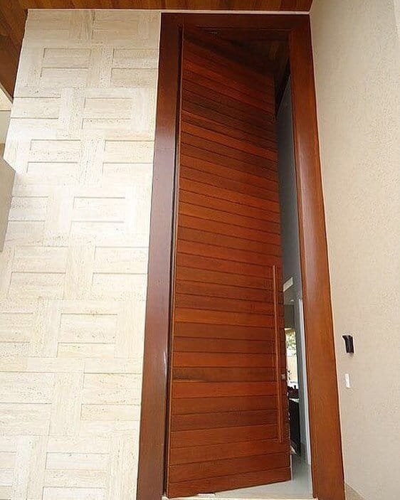 Porta pivotante com 10 metros de altura em uma única bandeira