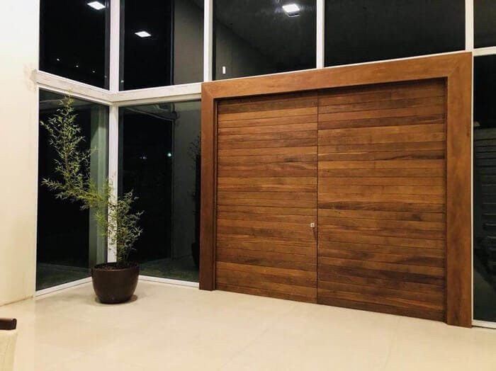 Porta pivotante de madeira com duas bandeiras