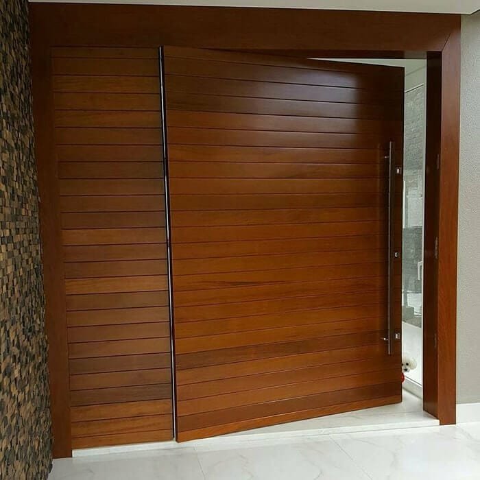 Porta de madeira com parte fixa lateral complementando o vão