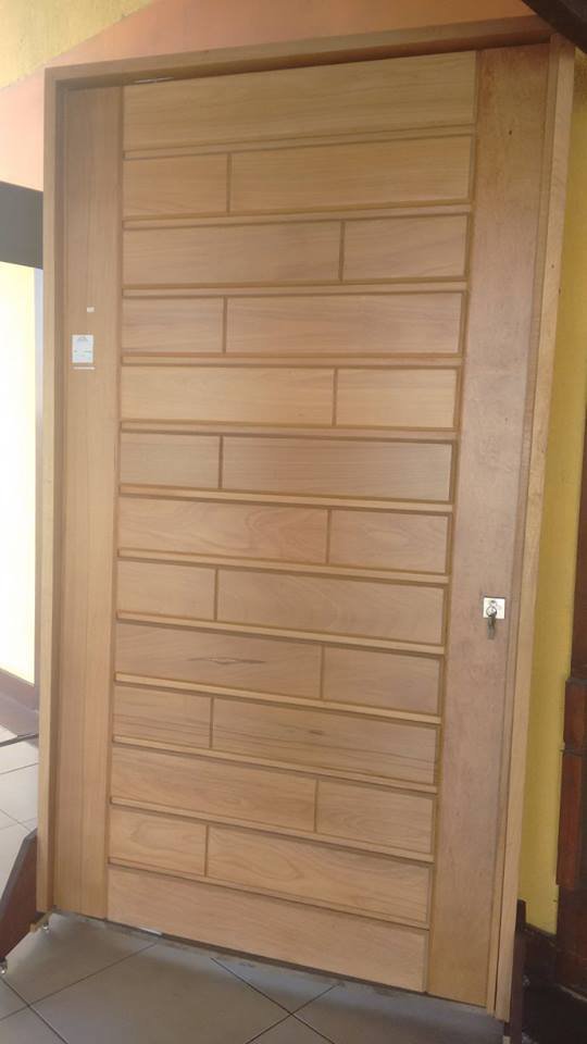 Porta pivotante com placas em mosaico