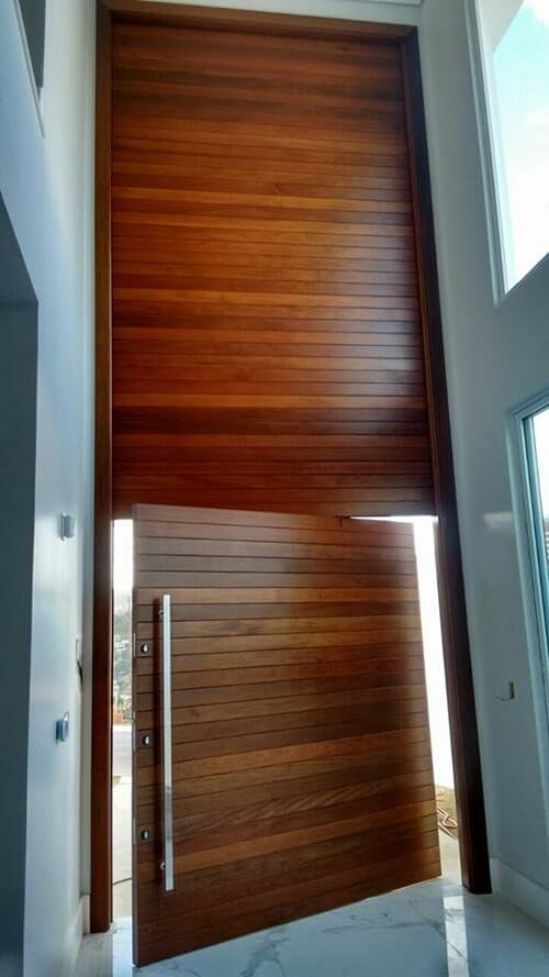 Porta pivotante estruturada com painel superior