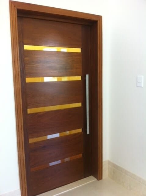 Porta pivotante com vidro e madeira
