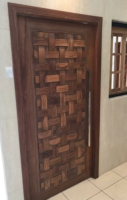 Porta pivotante modelo couro