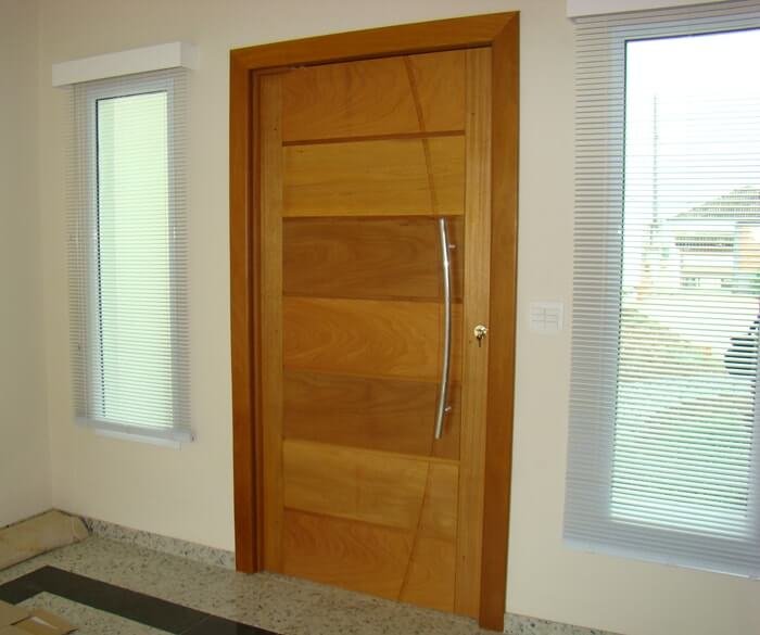 Porta pivotante com detalhe em curva