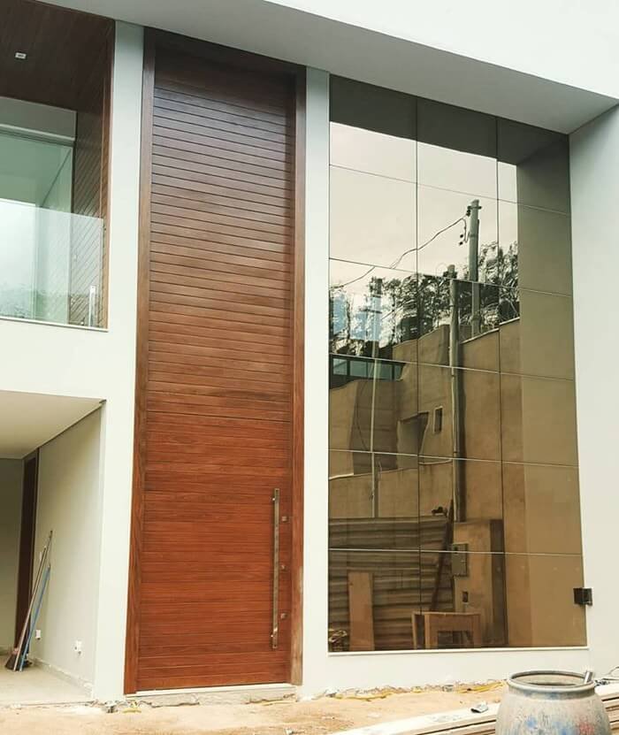 Porta pivotante estruturada com painel superior