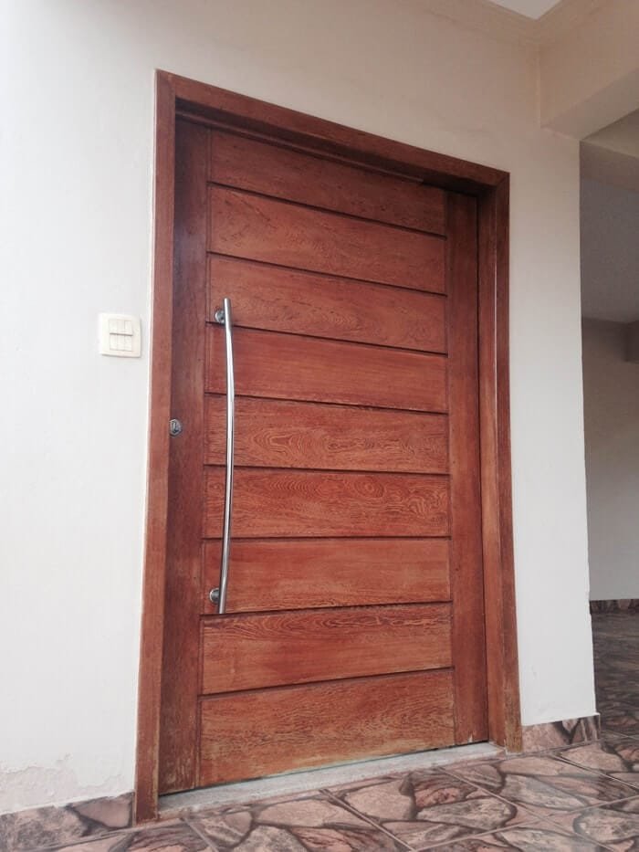 Porta pivotante de madeira Angelim