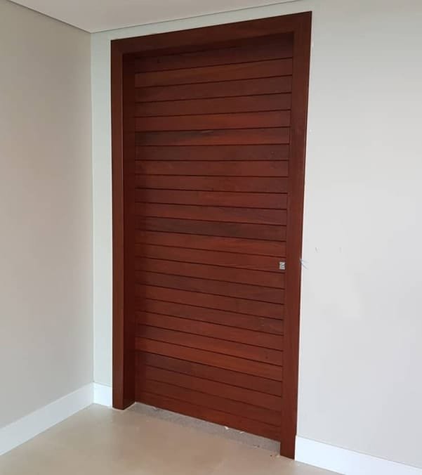 Porta pivotante de madeira ipê