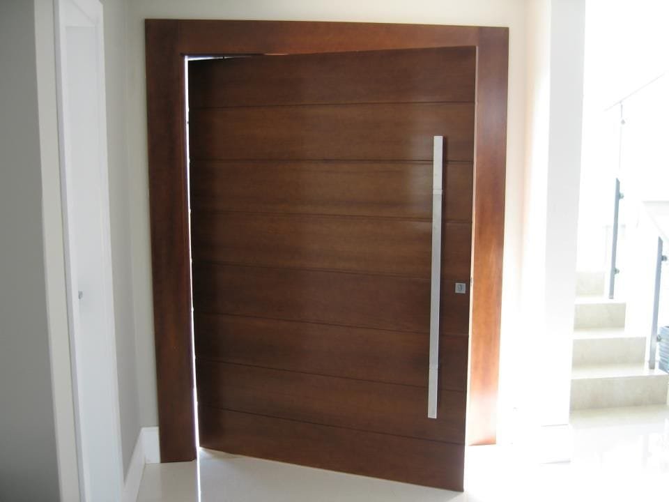 Porta pivotante em madeira mogno